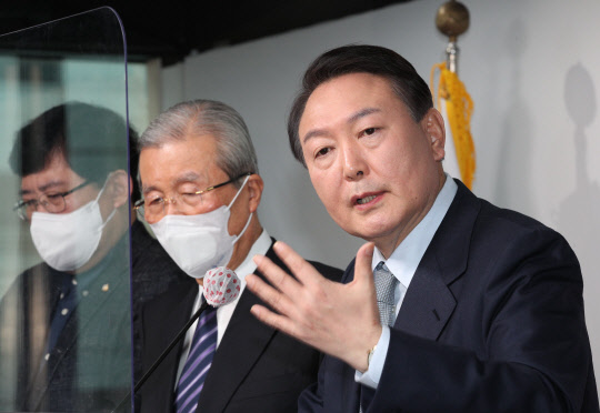 윤석열(오른쪽) 국민의힘 대선후보가 2일 오전 서울 영등포구 국민의힘 당사에서 '윤석열의 정부혁신-디지털플랫폼정부' 공약을 발표한 뒤 취재진의 질문에 답하고 있다.<국회사진기자단·연합뉴스>